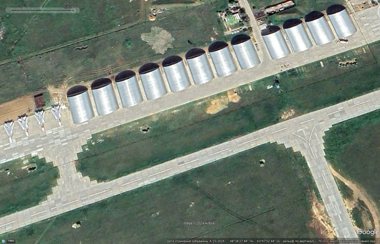 The Russian Army covers combat aircraft with hangars