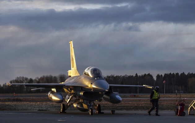 Истребитель Военно-воздушных сил США F-16 разбился в Жёлтом море. Пилоту удалось катапультироваться