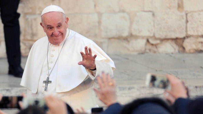 Ватикан официально разрешил католическому духовенству благословлять гомосексуальные пары, сообщает Католическое агентство новостей