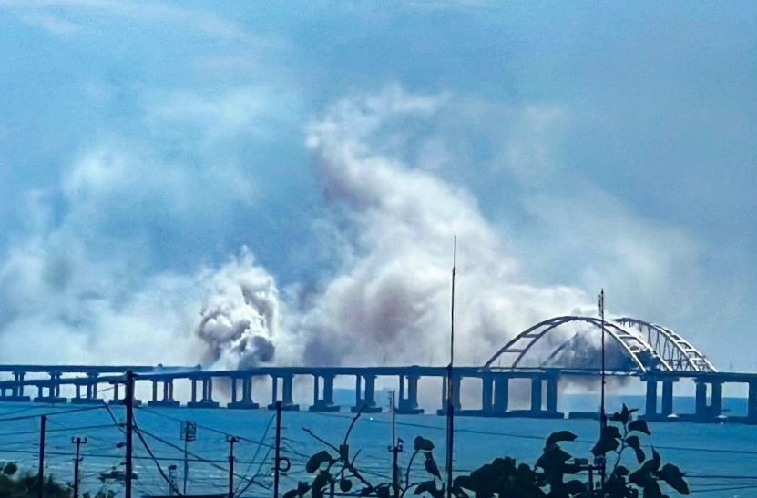 Взрывы в Крыму: дымовая завеса над Керченским мостом