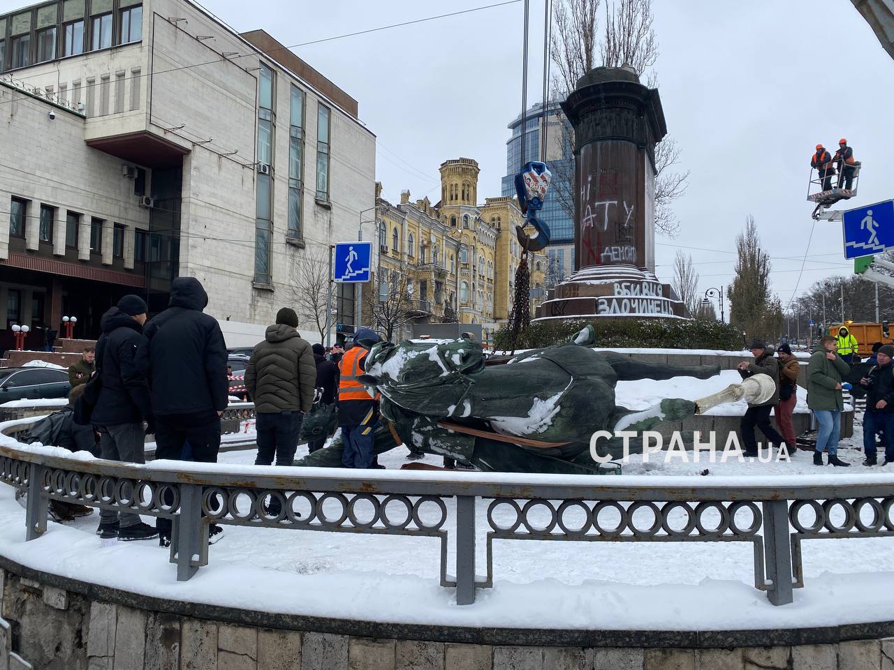 Памятник Щорсу в Киеве наконец демонтировали