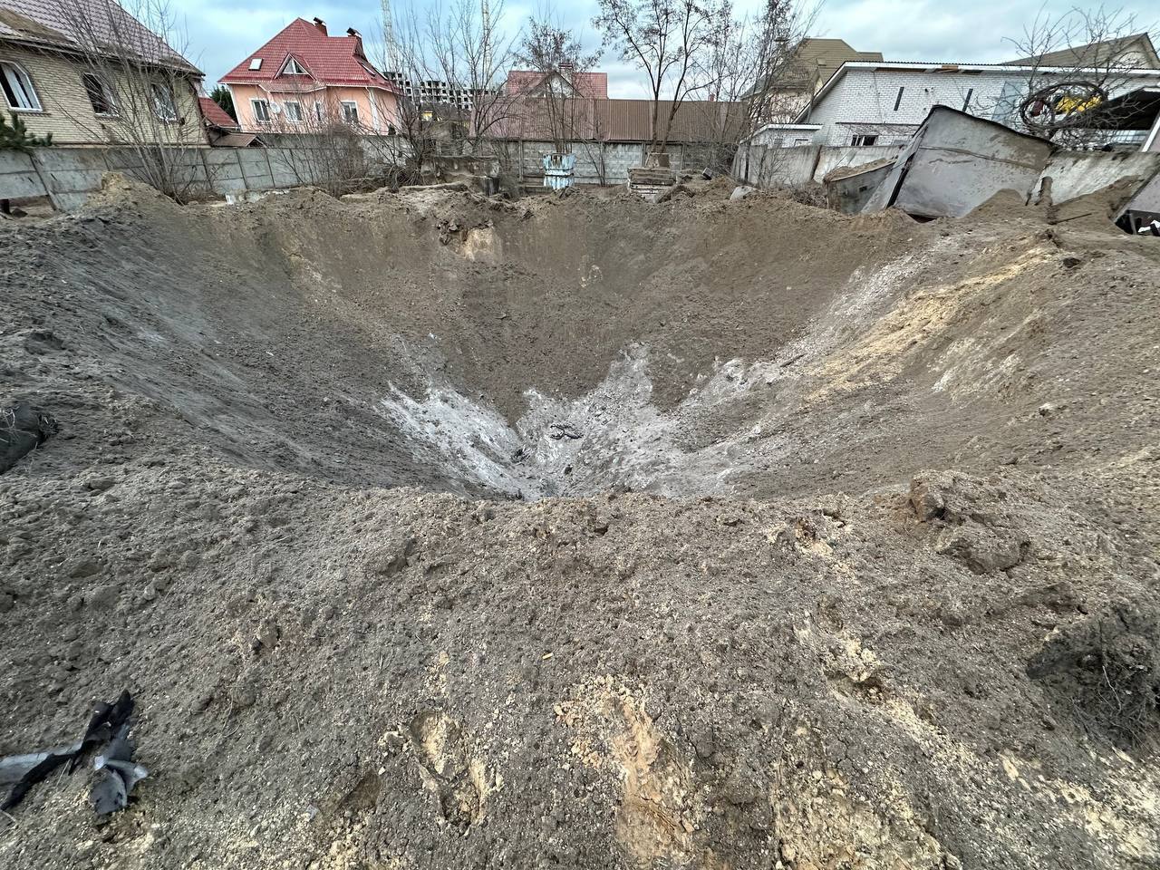 Последствия прилёта в Дарницком районе Киева