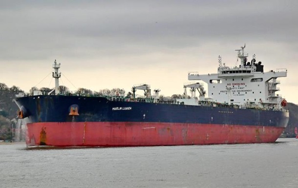Хуситы атаковали танкер с российской нефтью: судно загорелось