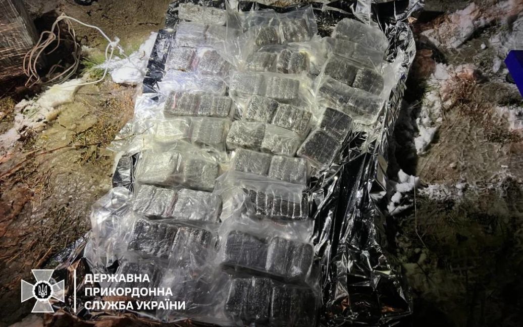 Украинские погранцы сбили дрон: он переносил 22,5 кг гашиша