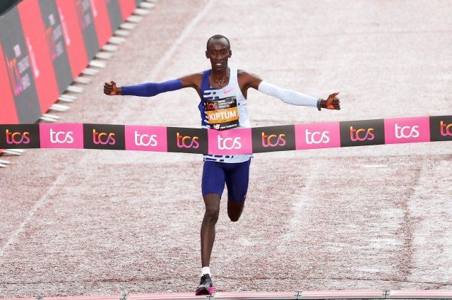 Кенийский марафонец Келвин Киптум погиб в автокатастрофе в возрасте 24 лет