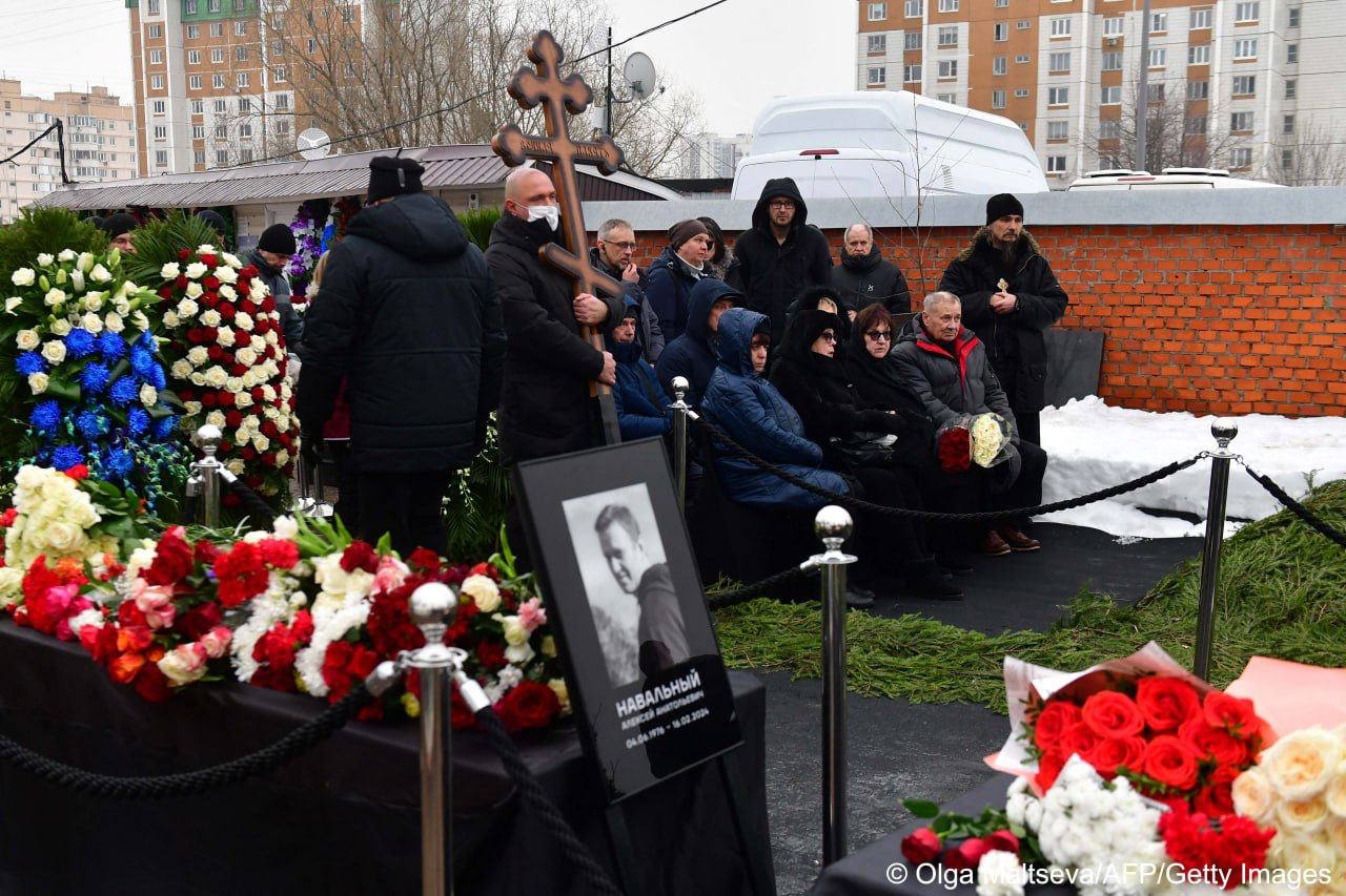 «Нет войне!»: Очередь на кладбище, где похоронили Алексея Навального, продолжает расти