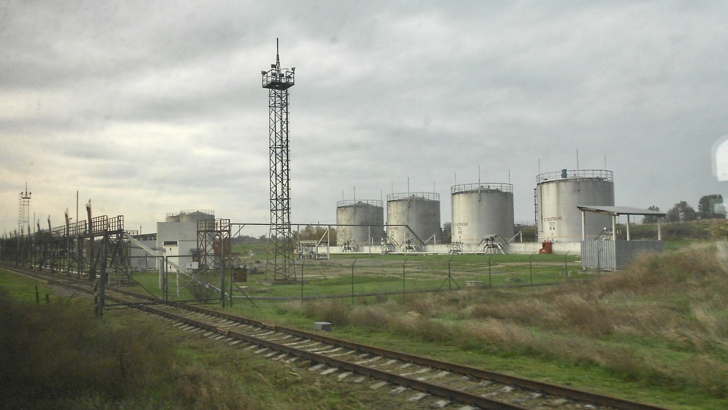 Беспилотники атаковали нефтебазу в Краснодарском крае