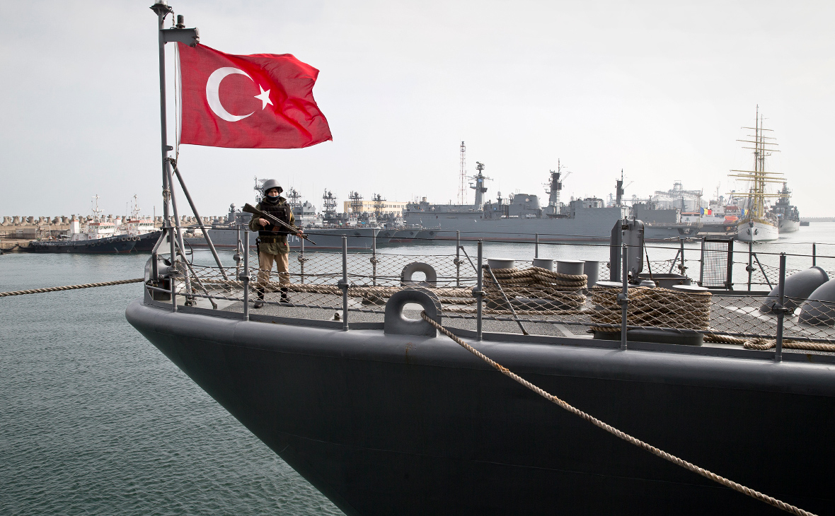 Турция начала военные учения в своих морях