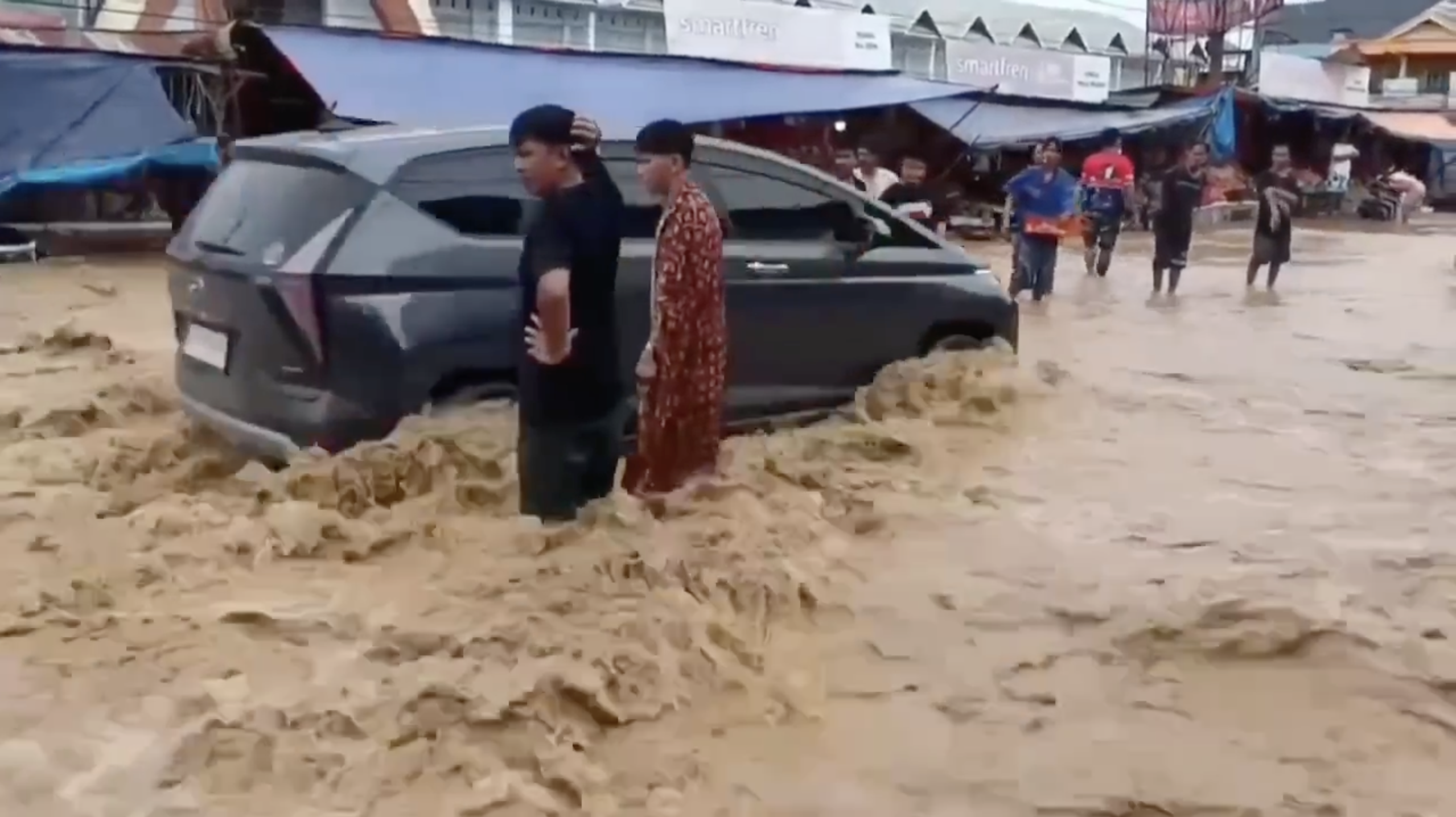 Фото: наводнение в Индонезии (скриншот NEXTA)