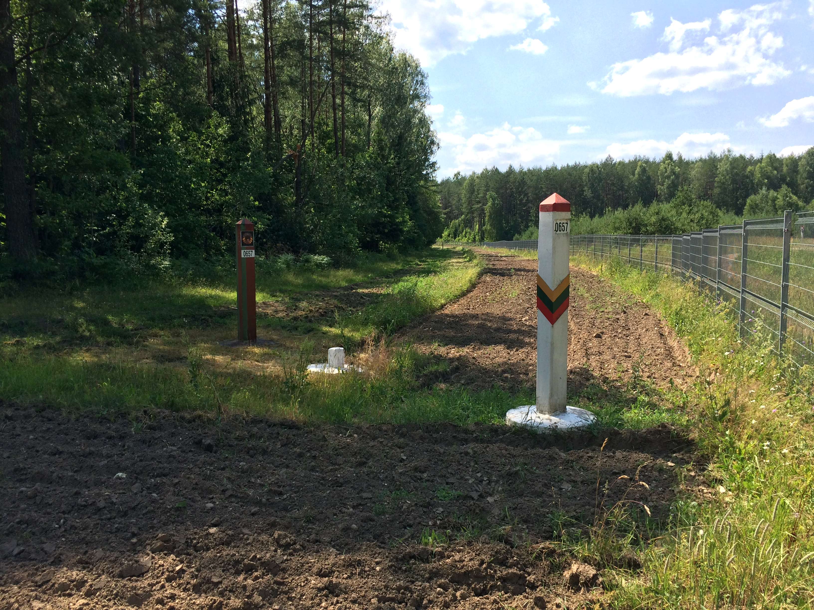Пришлось ехать в Литву без питьевой воды: белорусов заставляют выбрасывать продукты на литовской границе
