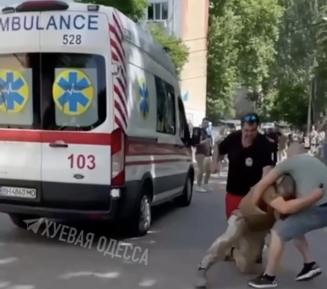 В Одессе произошла массовая драка между военнослужащими ТЦК и работниками скорой помощи