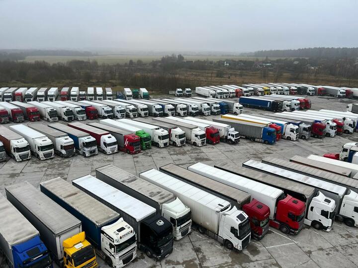 Не прошло и года: литовские фуры наконец выпускают из Беларуси